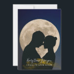 Modern Romantic Måne par Silhouette  Spara Datumet<br><div class="desc">Den här designen är perfekt för romantiken i hjärtat. Med en silhuett av ett par i kärlek mot bakgrund av ett fullt måne med den tillagda förklaringen från kärlek (känn dig fri att lägga till en egen genom att klicka på anpassningsalternativet). Ett stänk av faux guld damm sprinklade över kortet...</div>