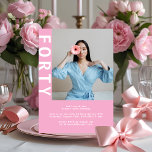 Modern Rosa 40:e födelsedagsinbjudan Inbjudningar<br><div class="desc">Fira din fantastiska 40-årsjubileum med den här djärva och vackra inbjudan till rosa att föda med en snyggt lodrät FORTY längs sidan och ett utrymme för ditt favoritfoto. Denna chic och moderna utformning är perfekt för den trygga kvinna som vill att hennes party ska dyka upp med personlighet och elegans....</div>