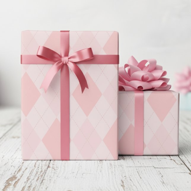 Modern rosa argyle diamantmönster presentpapper (Modern Preppy Pink Argyle Wrapping Paper for Her. Trendy Retro Cute Diamond Pattern for Birthday)