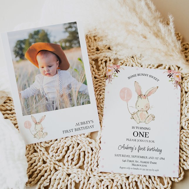 Modern Rosa Blommigt Vit Bunny 1:a födelsedag Inbjudningar (Modern and sweet white bunny and pink balloon first birthday invitation with photo on the back.)