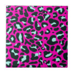 Modern Rosa Cheetah Leopard Animal Print Kakelplatta<br><div class="desc">Trendig alltid shock rosa fast färg. Vild safari och djungeldjur. Modern chic bra liten cheetah,  leopard skin animal print in white and pastel mint and rosa färg. Det finns ett litet fuskverk.</div>