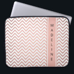 Modern Rosa Chevron Mönster Girly Faux Ro Guld Laptop Fodral<br><div class="desc">Skydda din bärbara dator i stil med en sleeve för trendiget chic. Utformningen har vit och faux ro guld-folie zig-zag chevron mönster och lodrät rand med ditt namn eller annan anpassad text i ett enkelt svart typsnitt. Den här eleganten fodral ger henne en snyggt.</div>