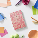 Modern Rosa Doodle Hearts Monogrammed iPad Mini Skydd<br><div class="desc">Utformningen har monogram och namn mot en söt rosa-doodle-hjärtebakgrund mönster. Sätt enkelt in initialer och namn. Perfekt personlig för tillfällen som back to school,  hemmakontor,  födelsedag,  Mors dag,  Alla hjärtans dag med mera.</div>
