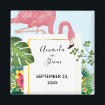 Modern Rosa Flamingo Bröllop spara datum Magnet<br><div class="desc">En bröllop spara datum-magnet med en söt och vismisk rosa flamingo. Omgiven av tropiska löv av grönt och röda och gult hibiscus blommor. En rektangulär form,  övertoningen guld ram i mitten.</div>