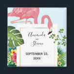 Modern Rosa Flamingo Bröllop spara datum Magnet<br><div class="desc">En bröllop spara datum-magnet med en söt och vismisk rosa flamingo. Omgiven av tropiska löv av grönt och röda och gult hibiscus blommor. En rektangulär form,  övertoningen guld ram i mitten.</div>