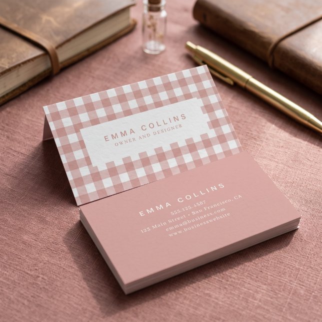 Modern rosa gingham-karomuster visitkort (Simulated business cards on table)