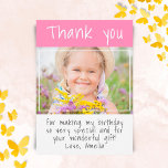 Modern Rosa Girl Anpassningsbar Photo Birthday Tack Kort<br><div class="desc">Modern Rosa Girl Girl Anpassningsbar Photo Birthday Tack för ditt kort. Modern tack för att du vykort med rosa och vit bakgrund,  tack för texten och ditt budskap och namn. Anpassa med ditt favoritfoto på en födelsedagsflicka. Tack till vänner och familj för deras gåvor och önskemål.</div>
