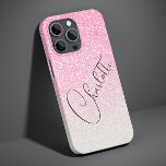 Modern Rosa Glitter Girly Chic Personlig Namn<br><div class="desc">Modern Rosa Glitter Girly Chic Personlig Namn iPhone 14 Pro Max Smart Phone-väskor har en rosa glitter-bakgrund med personlig namn i elegant i -handskriven calligraphy-skripttypografi. Perfekt som julklapp,  födelsedag,  Mors dag,  bästa vänner,  syster med mera. Designad av ©Evco Studio www.zazzle.com/store/evcostudio</div>
