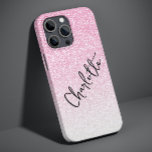 Modern Rosa Glitter Girly Chic Personlig Namn<br><div class="desc">Modern Rosa Glitter Girly Chic Personlig Namn iPhone 14 Pro Max Smart Phone-väskor har en rosa glitter-bakgrund med personlig namn i elegant i -handskriven calligraphy-skripttypografi. Perfekt som julklapp,  födelsedag,  Mors dag,  bästa vänner,  syster med mera. Designad av ©Evco Studio www.zazzle.com/store/evcostudio</div>