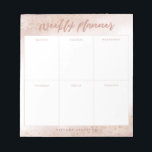 Modern Rosa Guld Watercolor Weekly Planner Anteckningsblock<br><div class="desc">Elegant och modern veckoplanering. Det finns 6 kartonger på anteckningsblocket för att skriva ner schemat och planera för varje veckodag. Bakgrunden är i en söt rosa vattenfärgsblandning med faux guld glitter. Anpassa den här produkten genom att lägga till ditt namn i grund.</div>