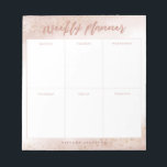 Modern Rosa Guld Watercolor Weekly Planner Anteckningsblock<br><div class="desc">Elegant och modern veckoplanering. Det finns 6 kartonger på anteckningsblocket för att skriva ner schemat och planera för varje veckodag. Bakgrunden är i en söt rosa vattenfärgsblandning med faux guld glitter. Anpassa den här produkten genom att lägga till ditt namn i grund.</div>