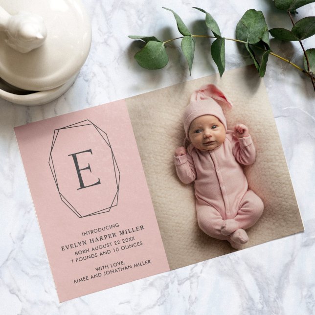 Modern Rosa-kort för födelsemeddelande i monogram Meddelande (Modern monogram birth announcement card in pink)