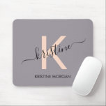 Modern rosa lavender-skriptmonogram namn<br><div class="desc">Modern rosa lavender-skript,  monogram namn-musmatta</div>