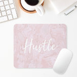 Modern Rosa Marble Hustle Mouse Pad Musmatta<br><div class="desc">Anpassningsbar-designad motiveringsmusmatta med feminin och snyggt rosa marmor som är utformad med "Hustle" skrivet i modernt handpenselskript.</div>