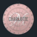 Modern  rosa, namn darttavla<br><div class="desc">Modern  rosa-papp med grått-typografi namn och vitt monogram. Anpassa till namn och börja med.</div>