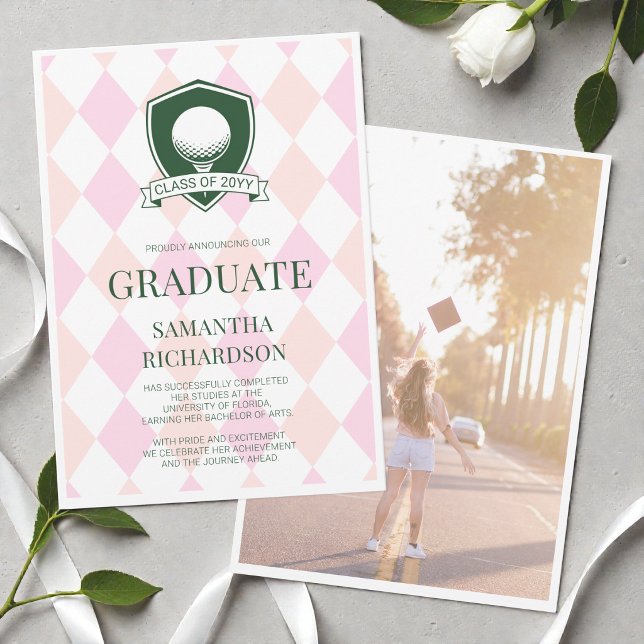 Modern Rosa och Grön Tjejig Golf Foto Examen Meddelande (Modern Pink and Green Girly Golf Photo Graduation Announcement)