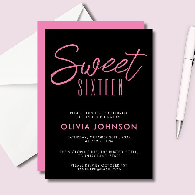 Modern Rosa och svart Sweet sixteen Inbjudningar (Sweet Sixteen 16th Sixteenth girls birthday party
invitations in black and pink.  See full range.)