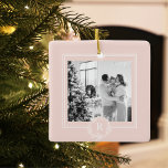 Modern Rosa och vit | Familjefoto | Inledande Julgransprydnad Keramik<br><div class="desc">Detta moderna foto från rosa och vita familj avslöjar en känsla av tillsammans,  kärlek och contemporary stil. Den fångar ett ögonblick av glädje och enighet och visar familjens skönhet och harmoniska anknytning.</div>