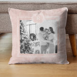 Modern Rosa och vit | Familjefoto | Inledande knap Kudde<br><div class="desc">Detta moderna foto från rosa och vita familj avslöjar en känsla av tillsammans,  kärlek och contemporary stil. Den fångar ett ögonblick av glädje och enighet och visar familjens skönhet och harmoniska anknytning.</div>