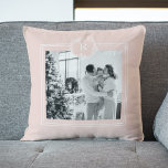 Modern Rosa och vit | Familjefoto | Inledande Kudde<br><div class="desc">Detta moderna foto från rosa och vita familj avslöjar en känsla av tillsammans,  kärlek och contemporary stil. Den fångar ett ögonblick av glädje och enighet och visar familjens skönhet och harmoniska anknytning.</div>