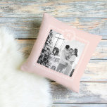 Modern Rosa och vit | Familjefoto | Inledande Kudde<br><div class="desc">Detta moderna foto från rosa och vita familj avslöjar en känsla av tillsammans,  kärlek och contemporary stil. Den fångar ett ögonblick av glädje och enighet och visar familjens skönhet och harmoniska anknytning.</div>