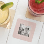 Modern Rosa och vit | Familjefoto | Inledande Underlägg Papper Kvadrat<br><div class="desc">Detta moderna foto från rosa och vita familj avslöjar en känsla av tillsammans,  kärlek och contemporary stil. Den fångar ett ögonblick av glädje och enighet och visar familjens skönhet och harmoniska anknytning.</div>