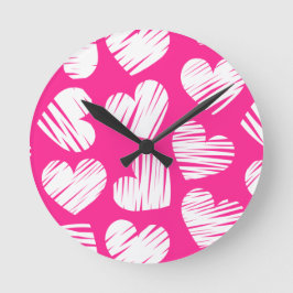 Modern Rosa och White Doodled Heart Valentines day Rund Klocka