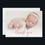 Modern Rosa Script Newborn Baby Photo Tack<br><div class="desc">Enkel Modern Elegant Calligraphy Rosa Script Photo Newborn Baby Tack Birth Announcement Card. Har en vacker "tack"-text i ett handskrivet calligraphy swash svan-teckensnittsskript. Förskapat personligt meddelande på baksidan. Underbar för flicka. Enkel att anpassa med ditt baby-foto och din information.</div>