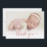 Modern Rosa Script Newborn Baby Photo Tack<br><div class="desc">Enkel Modern Elegant Calligraphy Rosa Script Photo Newborn Baby Tack Birth Announcement Card. Har en vacker "tack"-text i ett handskrivet calligraphy swash svan-teckensnittsskript. Förskapat personligt meddelande på baksidan. Underbar för flicka. Enkel att anpassa med ditt baby-foto och din information.</div>