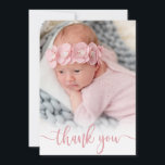 Modern Rosa Script Newborn Baby Photo Tack<br><div class="desc">Modern Elegant Calligraphy Script Photo Newborn Flicka - tack. Har en vacker "tack"-rosa-text i ett handskrivet calligraphy swash svan-teckensnittsskript. På motsatt sida finns ett personligt meddelande. Enkel att anpassa med ditt baby-foto och din information.</div>
