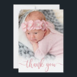 Modern Rosa Script Newborn Baby Photo Tack<br><div class="desc">Modern Elegant Calligraphy Script Photo Newborn Flicka - tack. Har en vacker "tack"-rosa-text i ett handskrivet calligraphy swash svan-teckensnittsskript. På motsatt sida finns ett personligt meddelande. Enkel att anpassa med ditt baby-foto och din information.</div>