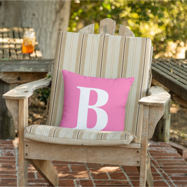 Modern Rosa White Monogram Initial Patio utomhus Kudde (Stol)