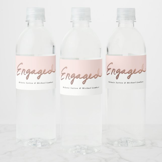 Modern Roséguld Handskriven Förlovad Vattenflaskor Etikett (Flaskor)