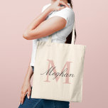 Modern roséguld monogram initial och namn tygkasse<br><div class="desc">Elegant och feminin,  denna tote har en stor roséguld monogram initial med ett personligt namn i flytande mörk stil. En mångsidig monogramdesign som gör en vacker brudtärna-förslagspresent,  födelsedagspresent eller vardaglig accessoar för alla kvinnor som uppskattar raffinerad stil. Initial och namn är helt anpassningsbara.</div>