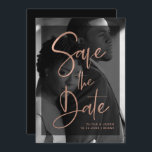 Modern roséguld och svart överdrag | Foto Spara Datumet<br><div class="desc">Dessa moderna,  eleganta bröllop 'save the date'-kort har ditt eget personliga foto som bakgrund. Ett genomskinligt svart överdrag innehåller falsk roséguld trendig skrivstilstypografi,  och det finns mer utrymme för din information på baksidan av kortet. En glamourös,  stilren look som dina gäster kommer att älska!</div>