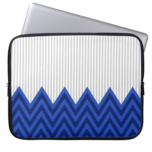Modern Royal Blue Chevron Grått Rand Mönster Laptop Fodral (Framsidan)