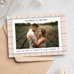 Modern Rustic Hand plockade Photo Save Date Spara Datumet<br><div class="desc">Modern Rustic Hand plockade Photo Save the Date med en rutnätsbakgrund i mönster som liknar en picknickfilt.</div>