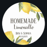 Modern Rustic Lemons Homemade Limoncello Runt Klistermärke<br><div class="desc">Modern Rustic homemade limoncello flaska-etiketter,  de är perfekt anpassningsbar-etikett för dina bröllopsfavoriter med ett kursivt tema och ett sommarbesök. De har en vattenfärg på citroner gren,  citroner och grönt grenar och en anpassningsbar för alla dina behov av italian limoncello flaska-märkning.</div>