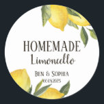 Modern Rustic Lemons Homemade Limoncello Runt Klistermärke<br><div class="desc">Modern Rustic homemade limoncello flaska-etiketter,  de är perfekt anpassningsbar-etikett för dina bröllopsfavoriter med ett kursivt tema och ett sommarbesök. De har en vattenfärg på citroner gren,  citroner och grönt grenar och en anpassningsbar för alla dina behov av italian limoncello flaska-märkning.</div>