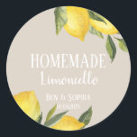 Modern Rustic Lemons Homemade Limoncello Runt Klistermärke<br><div class="desc">Modern Rustic homemade limoncello flaska-etiketter,  de är perfekt anpassningsbar-etikett för dina bröllopsfavoriter med ett kursivt tema och ett sommarbesök. De har en vattenfärg på citroner gren,  citroner och grönt grenar och en anpassningsbar för alla dina behov av italian limoncello flaska-märkning.</div>