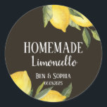 Modern Rustic Lemons Homemade Limoncello Runt Klistermärke<br><div class="desc">Modern Rustic homemade limoncello flaska-etiketter,  de är perfekt anpassningsbar-etikett för dina bröllopsfavoriter med ett kursivt tema och ett sommarbesök. De har en vattenfärg på citroner gren,  citroner och grönt grenar och en anpassningsbar för alla dina behov av italian limoncello flaska-märkning.</div>