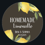 Modern Rustic Lemons Homemade Limoncello Runt Klistermärke<br><div class="desc">Modern Rustic homemade limoncello flaska-etiketter,  de är perfekt anpassningsbar-etikett för dina bröllopsfavoriter med ett kursivt tema och ett sommarbesök. De har en vattenfärg på citroner gren,  citroner och grönt grenar och en anpassningsbar för alla dina behov av italian limoncello flaska-märkning.</div>