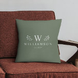Modern Rustic Monogram Anpassningsbar Family Namn  Kudde<br><div class="desc">Modern ryttisk monogramstil,  nyligen kallat dekorativ kudde tillsammans med din familj namn och även inledningsvis,  så har vi ett år etablerat oss omgivet av visuella illustrationer från gren. Den här dammiga familjekudden för gröntar är en perfekt mysigt bröllop-gåva!</div>