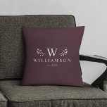 Modern Rustic Monogram Anpassningsbar Family Namn  Kudde<br><div class="desc">Modern maron med ett monogrammat eget namn dekorativ kudde med din familj namn, och även i början av vårt år, som är omgivet av visuella illustrationer från gren. Minimalistisk, enkel och snyggt, den här rik mörken är en maronröd familjekudd i perfekt mysigt bröllop eller en nypresenterad gåva till Alla hjärtans...</div>