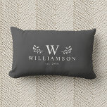 Modern Rustic Monogram Anpassningsbar Family Namn  Lumbarkudde<br><div class="desc">Modern rysk monogramstil med det nya namnet på ländryggen med din familj namn,  och även det första året har vi etablerat oss omgivna av vismiska illustrationer i gren. En minimalistisk,  enkel och snyggt,  den här grått-familjskudden för kol är en perfekt mysigt bröllop-gåva!</div>