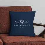 Modern Rustic Monogram-Anpassningsbar Namn Blue Kudde<br><div class="desc">Modern ryttisk monogramstil,  nyligen kallat dekorativ kudde tillsammans med din familj namn och även inledningsvis,  så har vi ett år etablerat oss omgivet av visuella illustrationer från gren. Den här rik mörkens marinblå kudde är en perfekt mysigt bröllop-gåva!</div>