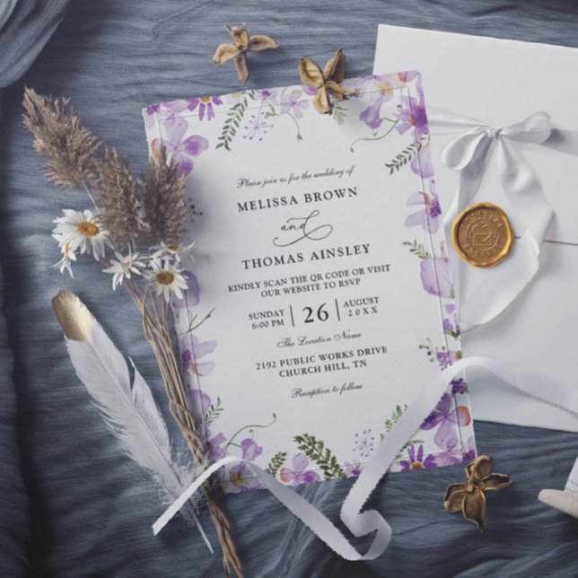 Modern Rustic Purple Flower Budget QR Code Wedding Inbjudningar (Skapare uppladdad)
