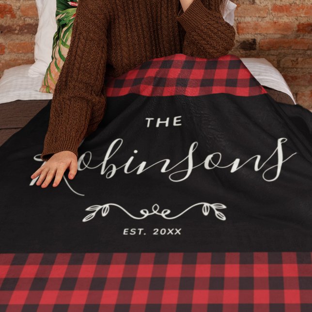 Modern Rustic Red Buffalo-skript i familjen Fleecefilt (Our modern rustic fleece blanket, featuring red buffalo plaid and personalized family name!
)