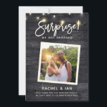 Modern Rustic Snapshot Surprise Förlovning Photo S Spara Datumet<br><div class="desc">Modern förlovning av bilder från roligt med foto i ram på en baksida av mörk med strängen ljus och ett handskript med texten SURPRISE! Vi har engagerade! Utrymme för information som datum för att spara datumet,  bröllop webbplats osv. på framsidan och baksidan.</div>