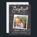Modern Rustic Snapshot Surprise Förlovning Photo S Spara Datumet<br><div class="desc">Modern förlovning av bilder från roligt med foto i ram på en baksida av mörk med strängen ljus och ett handskript med texten SURPRISE! Vi har engagerade! Utrymme för information som datum för att spara datumet,  bröllop webbplats osv. på framsidan och baksidan.</div>